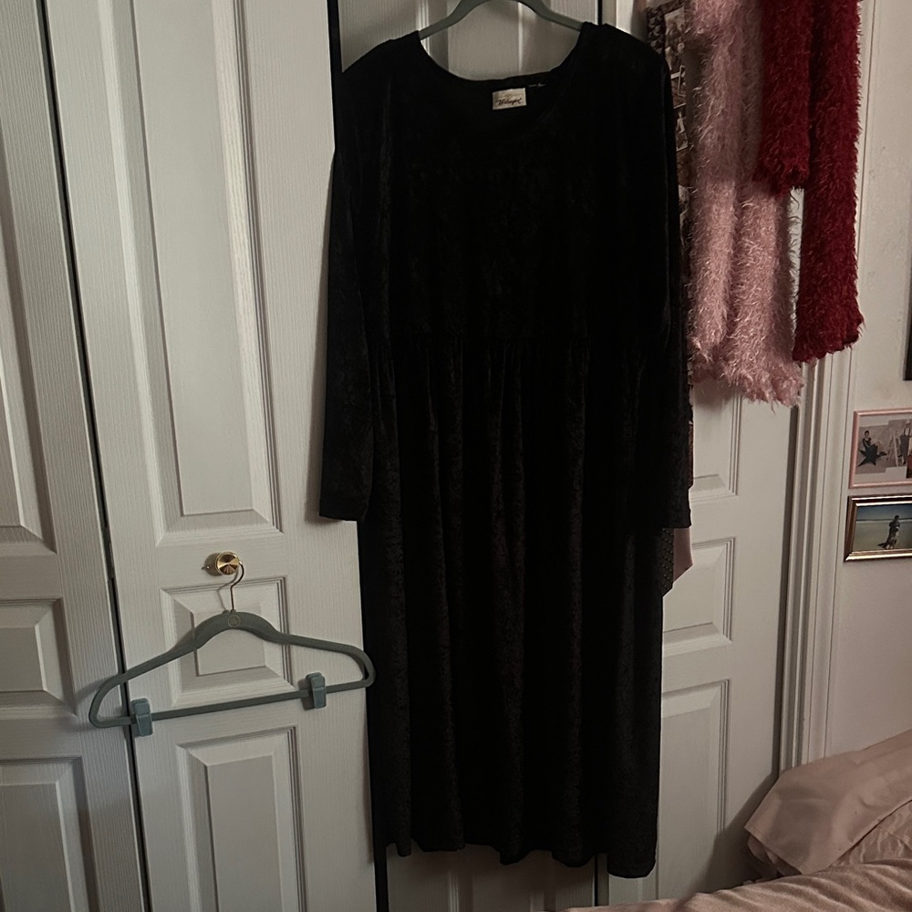 Elegant Black Velvet Long-Sleeve Dress